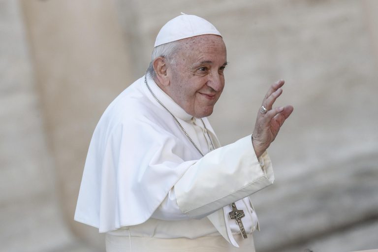 Aggressione all’Ucraina, parla Papa Francesco: “Con la guerra tutto è distrutto”