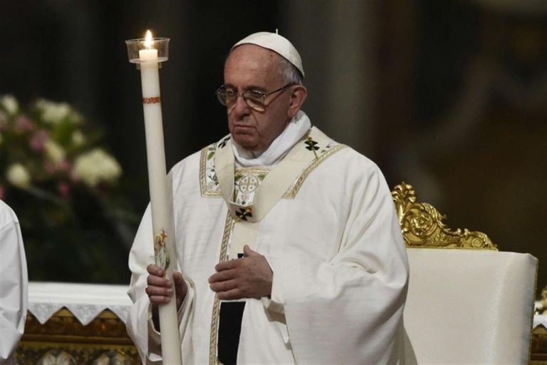 Pasqua, la veglia nella basilica di San Pietro presieduta da Papa Francesco, si terrà sabato 3 aprile alle 19.30 in anticipo rispetto alla tradizione