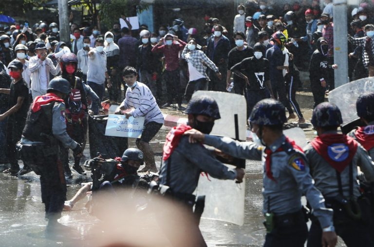 Birmania nel caos, la polizia uccide 18 manifestanti a Yangon