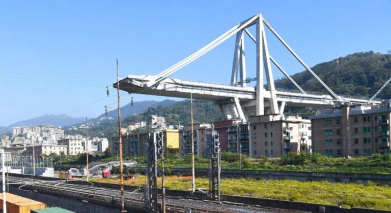 Crollo del ponte Morandi: gli ex vertici Aspi hanno falsificato i report sui viadotti e anche i contenuti delle lettere inviate al Mit