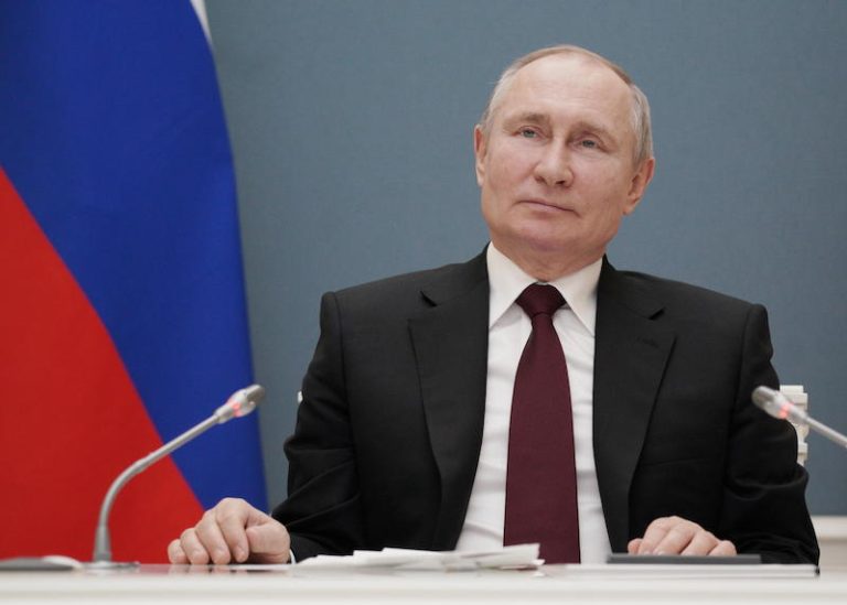 Russia, il presidente Putin in auto isolamento a causa di una serie di contagi Covid nel suo entourage