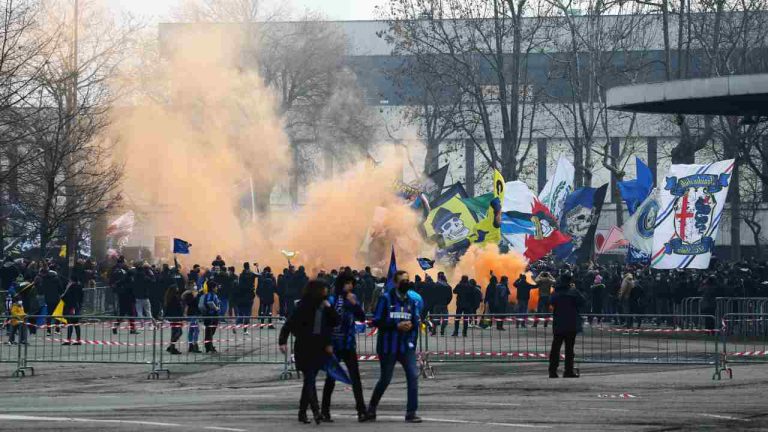 Milano, maxi assembramenti davanti al Meazza lo scorso 21 febbraio: sono scattate le prime sanzioni