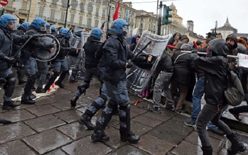 Torino, blitz della Digos: 13 arresti in relazione ai disordini del 1° maggio del 2019