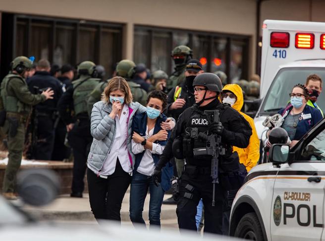 Usa sotto shock, sparatoria a Boulder (Colorado): dieci morti tra cui un agente di polizia