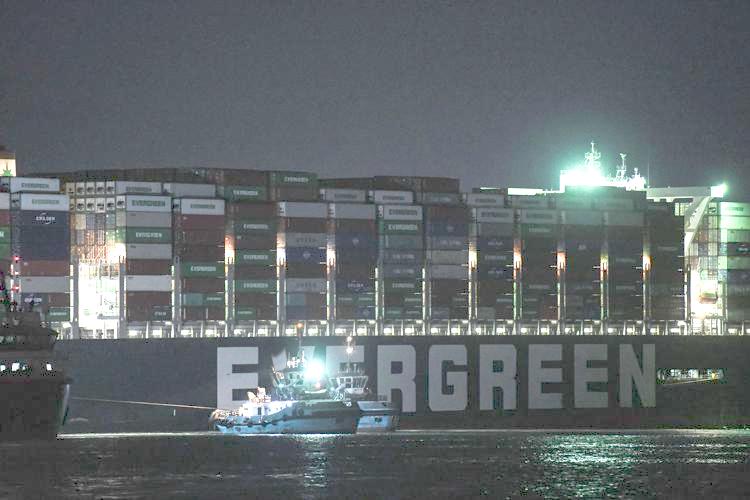 Canale di Suez, disincagliata e rimessa a galla il porta container “Ever Given”