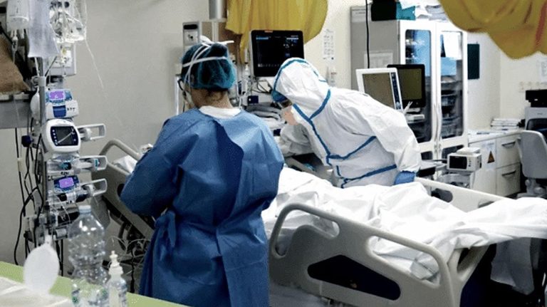 Covid, report dell’Iss: Indice Rt in lieve aumento, in calo i pazienti in terapia intensiva