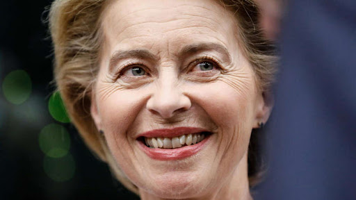 Coronavirus, Ursula von der Leyen lancia la proposta dei “pass verdi Covid” per salvare l’estate del 2021