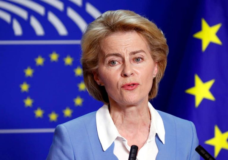 Guerra in Ucraina, parla Ursula von der Leyen: “Le sanzioni Ue alla Russia resteranno”