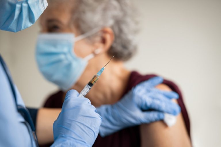 Coronavirus, nel Lazio da stamane effettuate oltre 2.500 prenotazioni di persone fragile per il vaccino anti Covid