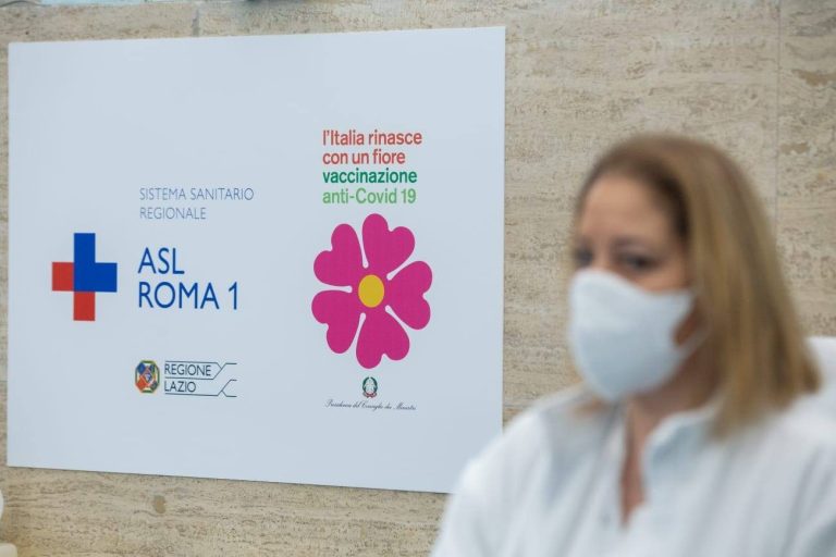 Coronavirus, da oggi nel Lazio si possono prenotare per il vaccino gli over 70