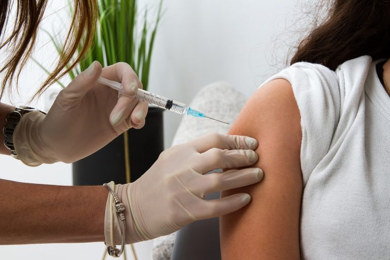 Covid, l’Italia raggiunge i 100 milioni di dosi di vaccino somministrati. A completare il ciclo sono stati in 45.830.582