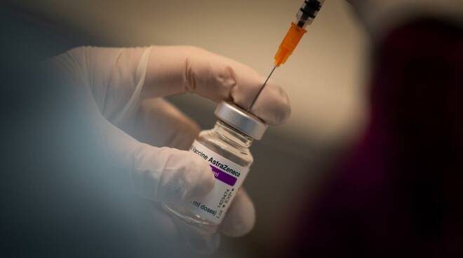 Vaccini, AstraZeneca cambia nome in “Vaxzevria”