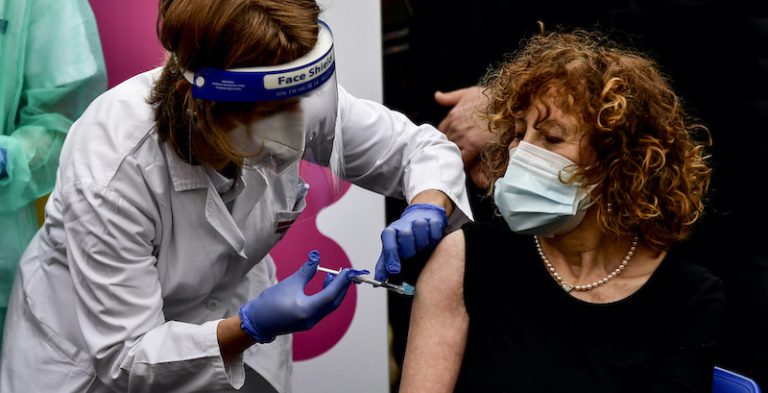 Coronavirus, in Italia sono state vaccinate 5,8 milioni di persone. Troppi ancora i ritardi