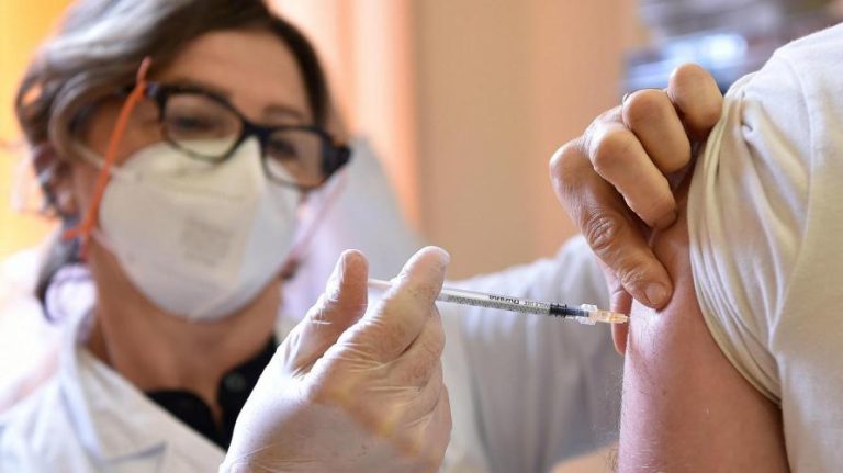 Nel Lazio oltre il 45% della popolazione target ha ricevuto almeno una dose di vaccino