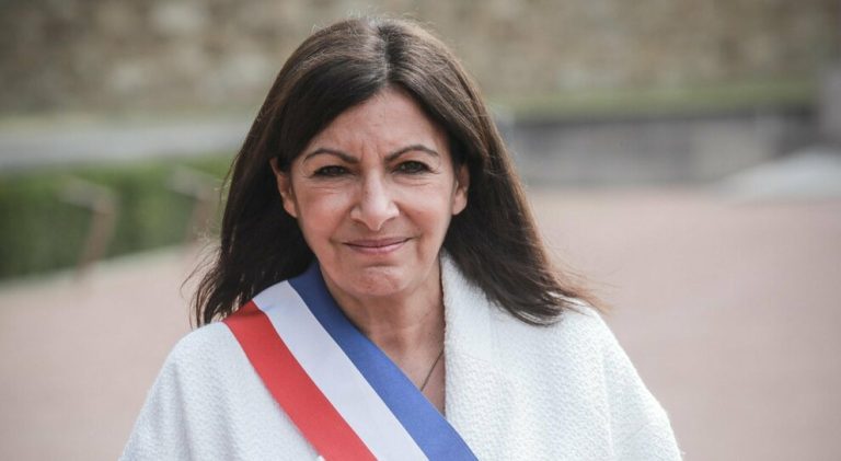 Coronavirus, in Francia la sindaca di Parigi chiede la chiusura delle scuole. Il presidente Macron stasera parlerà alla Nazione
