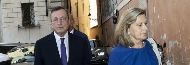 Il premier Mario Draghi e la moglie si sono vaccinati all’hub della Stazione Termini