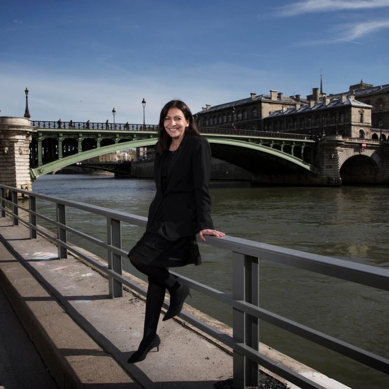 Parigi sporca e trascurata, dure accuse sui social alla sindaca Anne Hidalgo