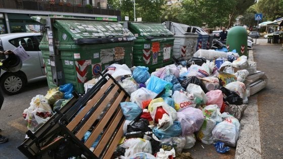 Campidoglio, l’allarme di Calenda: “È tempo che intervenga il Governo commissariando sui rifiuti Regione e Comune che si sono dimostrati inetti e incapaci”