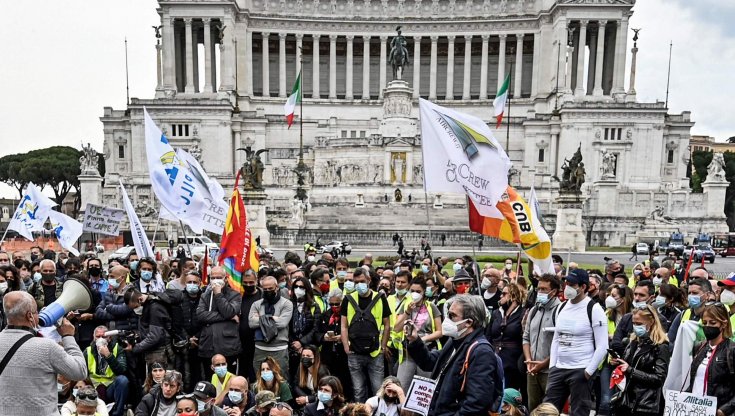 Corteo dei lavoratori Alitalia in piazza Venezia: tensione e qualche spintone