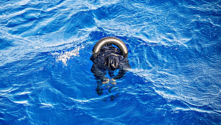 Strage di migranti nel Mediterraneo, la Libia nega ogni responsabilità: “Siamo intervenuti nonostante le pessime condizioni meteo”