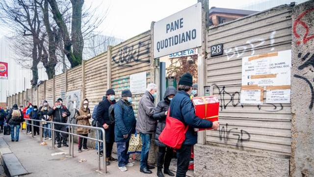 Milano, raptus di un migrante armato di coltello mentre era in fila alla mensa dei poveri “Pane quotidiano”