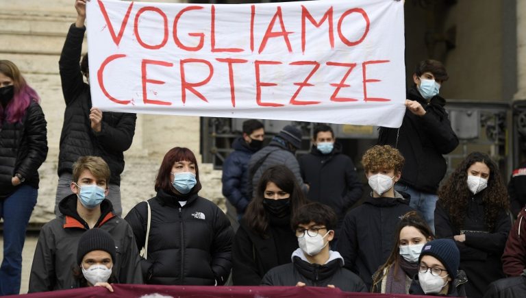 Scuola, nuova protesta degli studenti delle superiori: vogliamo le lezioni in classe