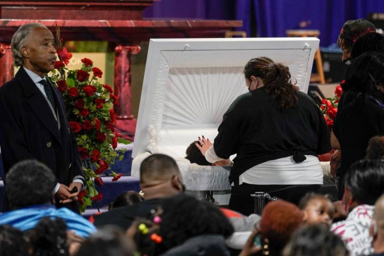 Usa, centinaia di persone al funerale a Minneapolis di Duante Wright ucciso dalla polizia