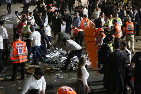 Israele, tragedia sul monte Meron: cedono le gradinate durante un evento religioso e muoiono 44 persone