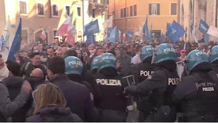 Protesta dei ristoratori della Capitale: scontri davanti Montecitorio. Lo chef Vissani: “Se non si danno una mossa scoppia la rivoluzione”