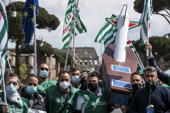 Centinaia di lavoratori Alitalia sono scesi di nuovo in piazza ai Fori Imperiali