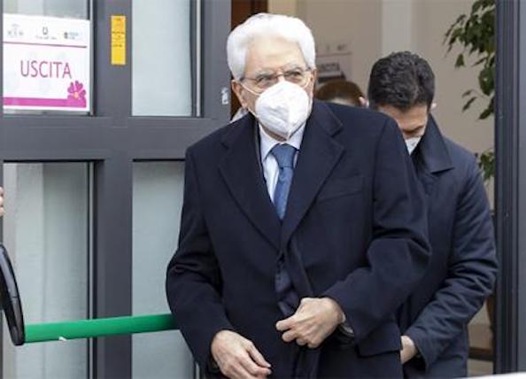 Il presidente Mattarella ha ricevuto la seconda dose del vaccino allo Spallanzani