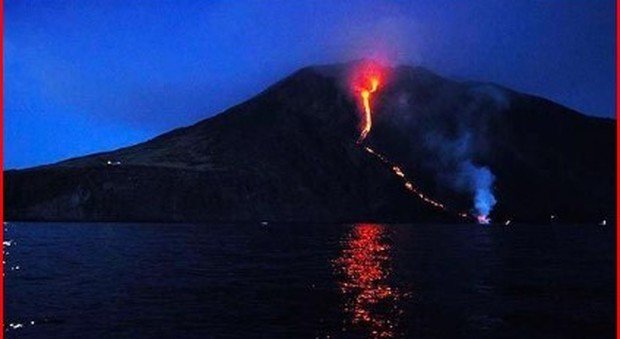 Il cratere del vulcano Stromboli continua a regalare spettacolo con le continue esplosioni di lapilli incandescenti