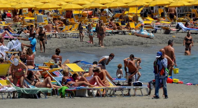 Le spiagge di Ostia prese d’assalto nonostante i divieti di assembramento
