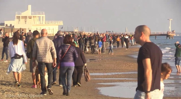 Ostia, voglia di uscire e prove di “zona gialla”: tante presenze questa mattina sul litorale