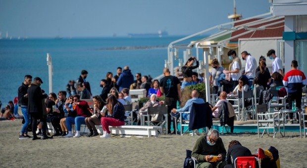 “Prove” di zona gialla: a Roma e a Ostia tante persone in giro