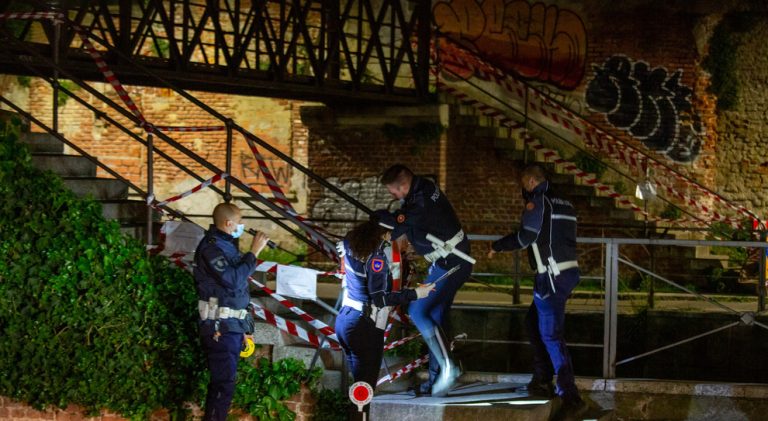 Milano, cede la balaustra su un ponte pedonale del Naviglio: morto in ospedale un 40enne