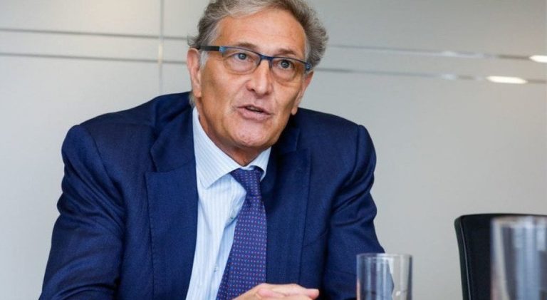 Vaccini, parla il professor Guido Rasi: “Il nesso tra i rarissimi casi di trombosi e il vaccino AstraZeneca non è dimostrabile perché i casi sono pochi”