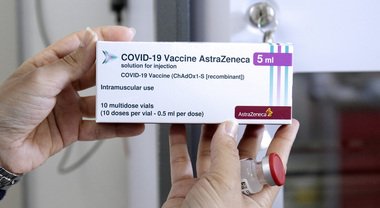 Vaccinazioni, AstraZeneca anche per le persone under 60? Solo per gli uomini