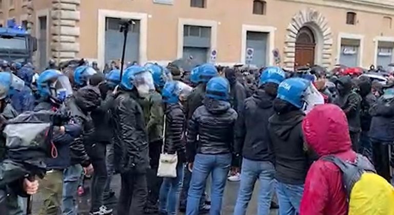 Tensione e scontri tra la polizia e il movimento “ioApro” in piazza San Silvestro