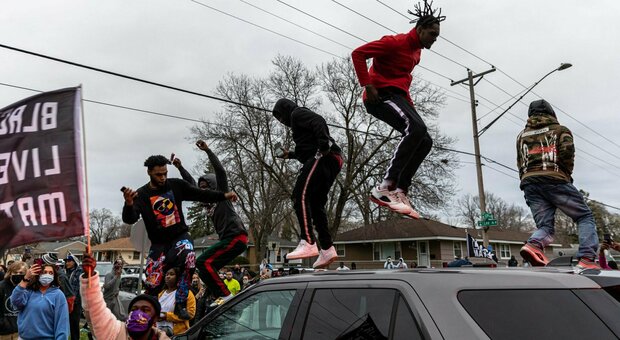 Minneapolis, afroamericano ucciso dalla polizia: decine di arresti tra i manifestanti