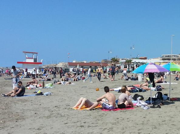 Ostia: con il sole primaverile folla in spiaggia per i primi bagni