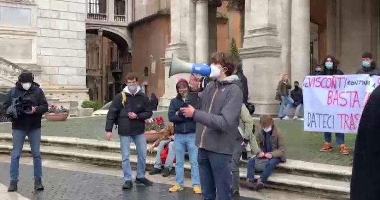 Davanti al liceo Visconti gli studenti presentano il piano per la ripartenza delle scuole romane