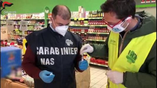 Controlli dei Nas nei supermercati: tracce del Covid sui Pos, 226 irregolarità e carenze igienico-sanitarie
