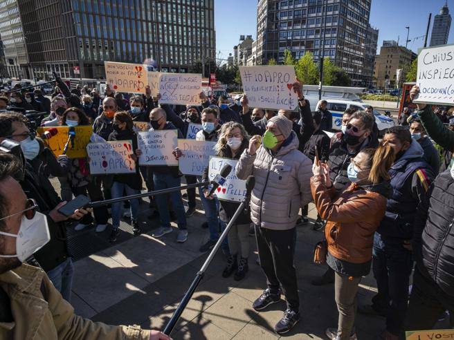 Milano, protesta degli ambulanti: “Vogliamo tornare a lavorare”