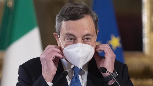 Il premier Mario Draghi spinge sulle riaperture per consentire al Paese di ripartire seppur gradualmente
