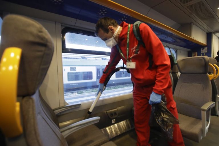 Controlli dei Nas su bus e treni: trovate tracce del Covid