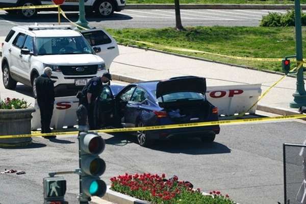 Torna la paura a Washington: un uomo ha tentato di forzare il blocco a Capitol Hill: ucciso l’assalitore, morto anche un agente