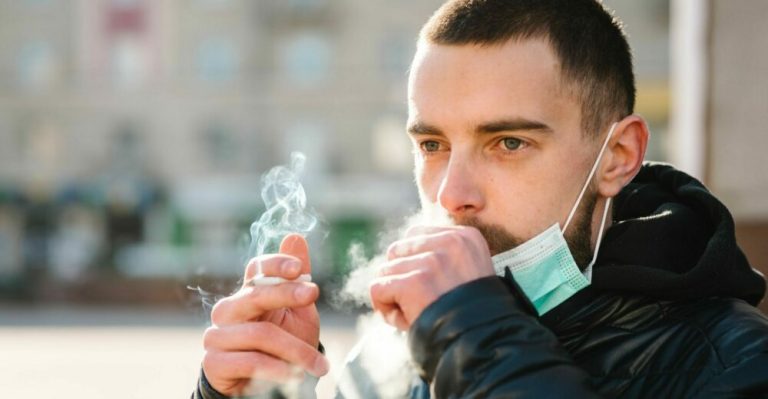 Spagna, divieto di fumare all’aperto: potrebbe diffondere il virus del Covid