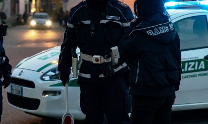 Milano, quattro agenti della Polizia locale appartenenti al Nucleo contrasto stupefacenti sottraevano somme di denaro nel corso delle perquisizioni finalizzate alla ricerca di droga: sono stati arrestati