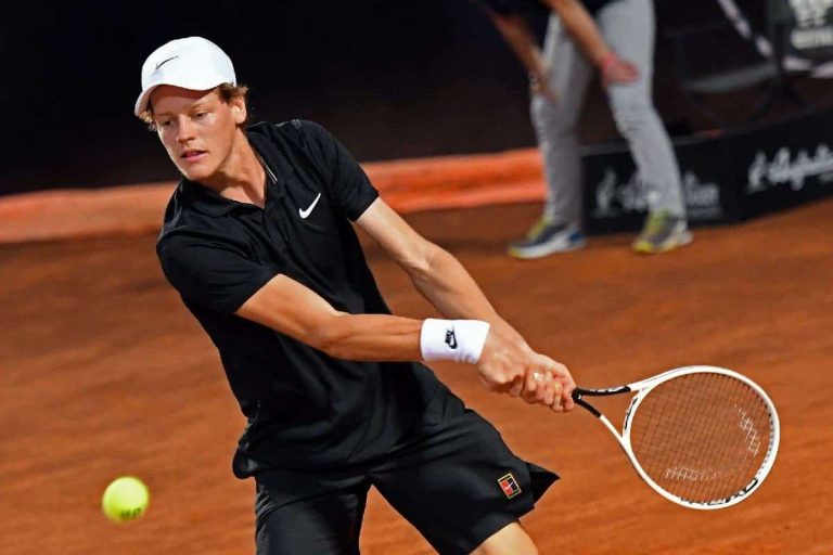 Tennis, Jannick Sinner sconfitto dal greco Tsitsipas (n.5 del mondo) al torneo Atp di Barcellona